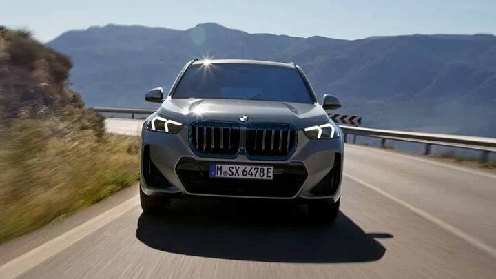 BMW X1: बीएमडब्ल्यू की ये प्रीमियम कार 8.9 सेकंड में 0 से 100km/h की रफ्तार पकड़ सकती है. इस कार की एक्स-शोरूम प्राइस 49.50 लाख रुपये है.