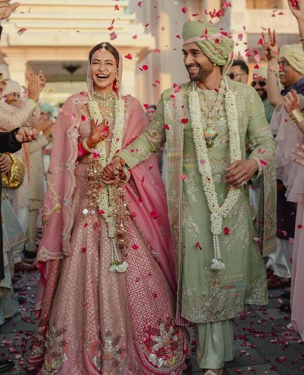 बता दें कि शनिवार को कपल ने अपनी शादी की पहली तस्वीरें शेयर की हैं, जो खूब वायरल हो रही हैं. फैंस कपल का वेडिंग लुक को देखने के लिए काफी एक्साइटेड थे. इसलिए जैसे ही दोनों ने शादी की फोटो शेयर की लोगों ने बधाइयों की झड़ी लगा दी.