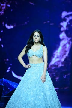 Lakme Fashion Week 2024: सारा-रकुल संग मलाइका अरोड़ा बनीं शोस्टॉपर, पर्पल लहंगे में फातिमा ने बिखेरा जलवा