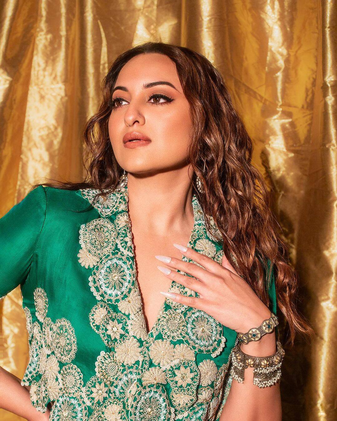 green emerald velvet dress Sonakshi Sinha In Sabirah Emerald Green Long Kurta Set | Sheetal Batra Emerald Green / XXS For Women