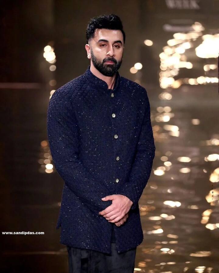 इसी दौरान रणबीर ने ये भी बाताया कि एक बार संजय दत्त को उनकी वजह से ऋषि कपूर को खूब डांट खानी पड़ी थी. एक्टर ने कहा था कि, मैं आपको बता दूं कि एक बार उनको मेरी वजह से पापा से खूब डांट भी खानी पड़ी थी.