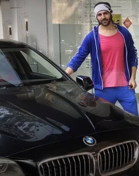 'भूल भुलैया' एक्टर के कार कलेक्शन में BMW 5 Series 520d भी शामिल है. इंडिया टुडे की एक रिपोर्ट के मुताबिक, कार्तिक ने कहा था कि ये उनकी ड्रीम कार है. स्कूल के दिनों के ही वे इस लग्जरी कार को खरीदना चाहते थे.