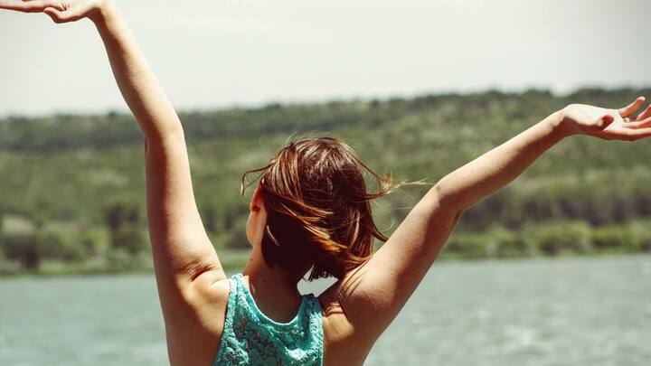 কিন্তু চাইলেই হাসিখুশি থাকা যায়, অভ্যাসের মতো রপ্ত করা যায় ভাল থাকাও। এর উপায় বাতলে দিয়েছেন বিশেষজ্ঞরাই। ছবি: পিক্সাবে।