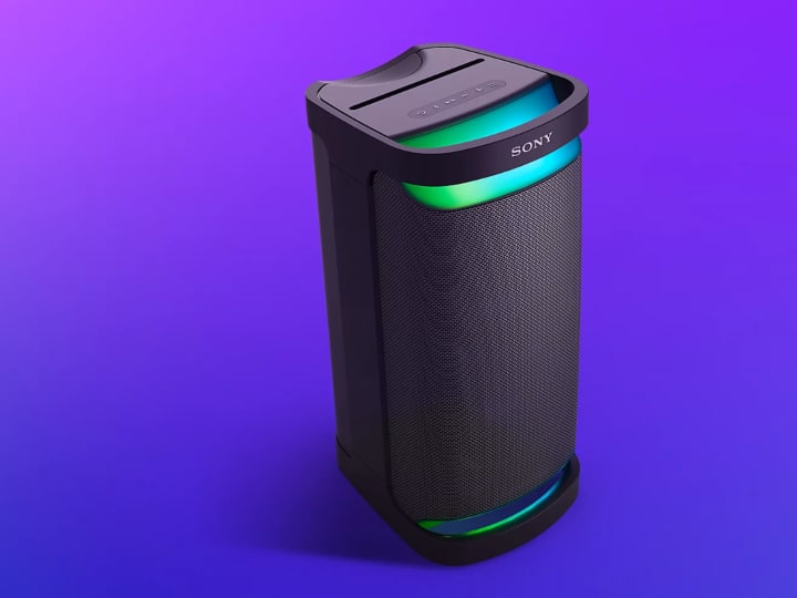 सोनी के स्पीकर्स की लिस्ट में पहला नाम Sony SRS-XB100 Wireless Bluetooth Portable स्पीकर है. अमेजन सेल में ये आपको 20 फीसदी छूट के साथ 3 हजार 990 रुपये में मिलेगा.