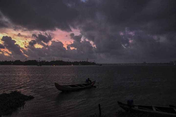 সোমবার দক্ষিণবঙ্গের প্রায় সব জেলাতেই বিক্ষিপ্তভাবে বজ্রবিদ্যুৎ সহ হালকা মাঝারি বৃষ্টি। সঙ্গে ৪০ থেকে ৫০ কিলোমিটার গতিবেগে দমকা ঝোড়ো হওয়ার সম্ভাবনা।