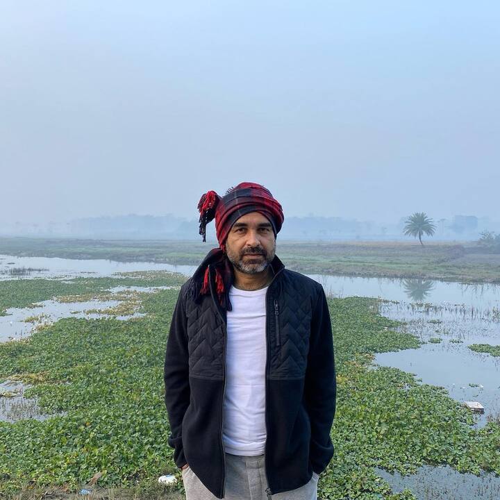 अगर आप इनको पहचान नहीं पाए हैं. तो दिमाग पर जोर मत डालिए, क्योंकि हम ही आपको बता देते हैं कि ये पर्दे पर अपनी नैचुरल एक्टिंग और रियल लाइफ में अपनी सादगी से सभी का दिल जीतने वाले ‘कालीन भैया’ यानि पंकज त्रिपाठी हैं.