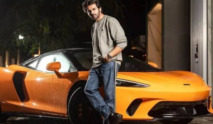 कार्तिक के पास ऑरेंज कलर की जीटी कार McLaren भी है, जिसकी कीमत करोड़ों में है.
