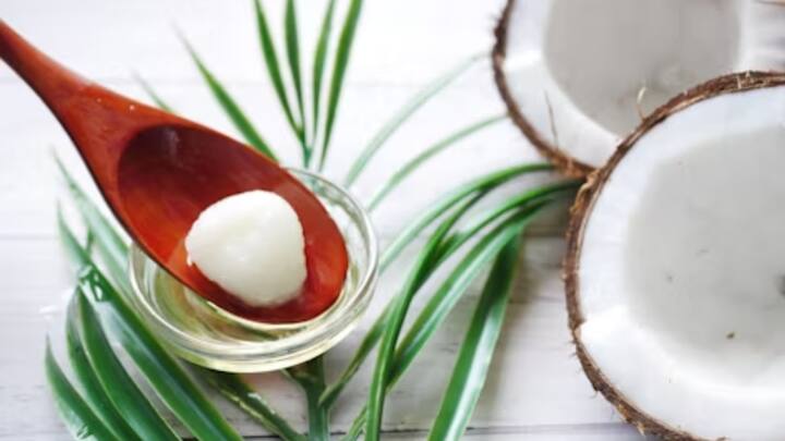 முதலில் செக்கில் ஆட்டிய தேங்காய் எண்ணெய் சில ஸ்பூன்கள் எடுத்து உங்கள் உள்ளங்கைகளில் நன்றாக தேய்து கொள்ளுங்கள்.