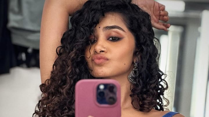 Anupama Parameswaran DJ Tillu Look : డీజే టిల్లు 2లో అనుపమ పరమేశ్వరన్ హీరోయిన్​గా నటిస్తుంది. సినిమా షూటింగ్​లోని ఫోటోలు షేర్ చేసింది అనుపమ.