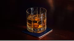 बर्फ पानी में तो तैरती है...लेकिन शराब में जाते ही डूब क्यों जाती है? ये है जवाब