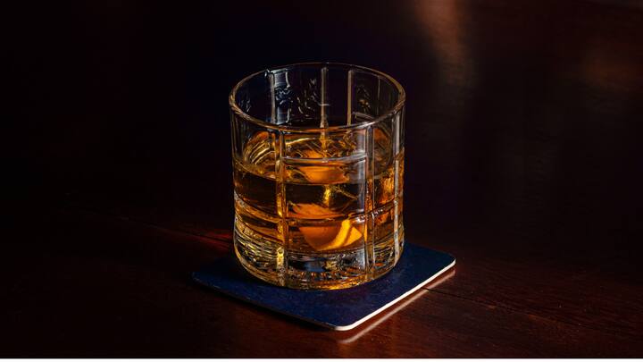 दरअसल, ऐसा घनत्व की वजह से होता है. इसे ऐसे समझिए कि जब किसी पदार्थ का घनत्व द्रव से ज्यादा होता है तो वह उस द्रव में डूब जाता है. वहीं जब पदार्थ का घनत्व कम होता है तो वह द्रव में तैरने लगता है. बर्फ के डूबने और तैरने के पीछे यही विज्ञान काम करता है.