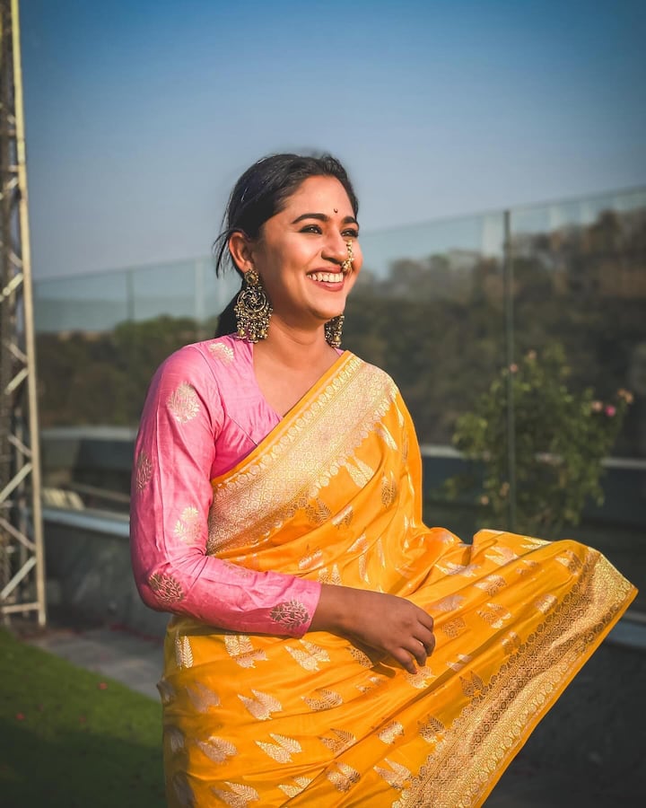 वेगवेगळ्या लूकमधील फोटो मृण्मयी सोशल मीडियावर शेअर करते. (Mrunmayee Deshpande/instagram)