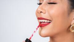 केमिकल्स वाली लिपस्टिक से होंठ हो गए हैं काले तो इस घरेलू नुस्खे से बनाएंगे उन्हें मुलायम और पिंक