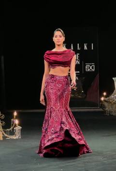 Lakme Fashion Week 2024:आदित्य रॉय कपूर का हाथ थामकर जाह्नवी कपूर ने रैंप पर दिखाया फैशन का जलवा, फिशकट लहंगे में गॉर्जियस दिखीं एक्ट्रेस