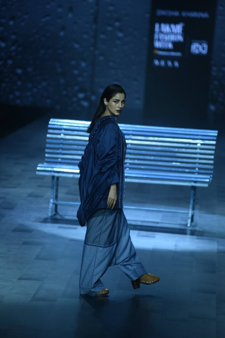 एक्ट्रेस ने ग्रे शेड का जंपसूट पहना है. जिसके साथ उन्होंने एक डेनिम जैकेट कैरी की है.