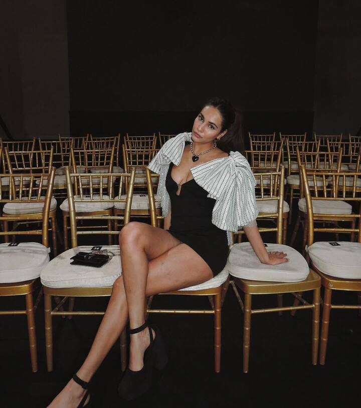 બ્લેક લૂકમાં રાધિકા કેમેરાની સામે ખૂબ જ કાતિલ અંદાજમાં પોઝ આપતી જોવા મળે છે.