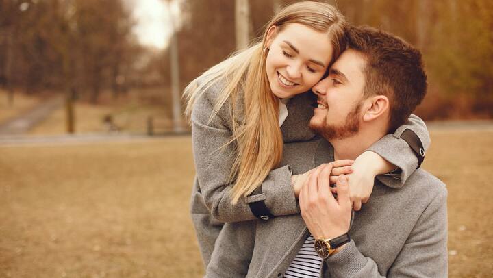 प्यार में हर किसी को ये जानना चाहिए कि कौन सी बातें अच्छी हैं और कौन सी बुरी. 'रेड फ्लैग' वो संकेत हैं जो बताते हैं कि कुछ गलत है और ध्यान देने की जरूरत है. वहीं, 'ग्रीन फ्लैग' अच्छे संकेत होते हैं जो कहते हैं कि सब कुछ ठीक चल रहा है.