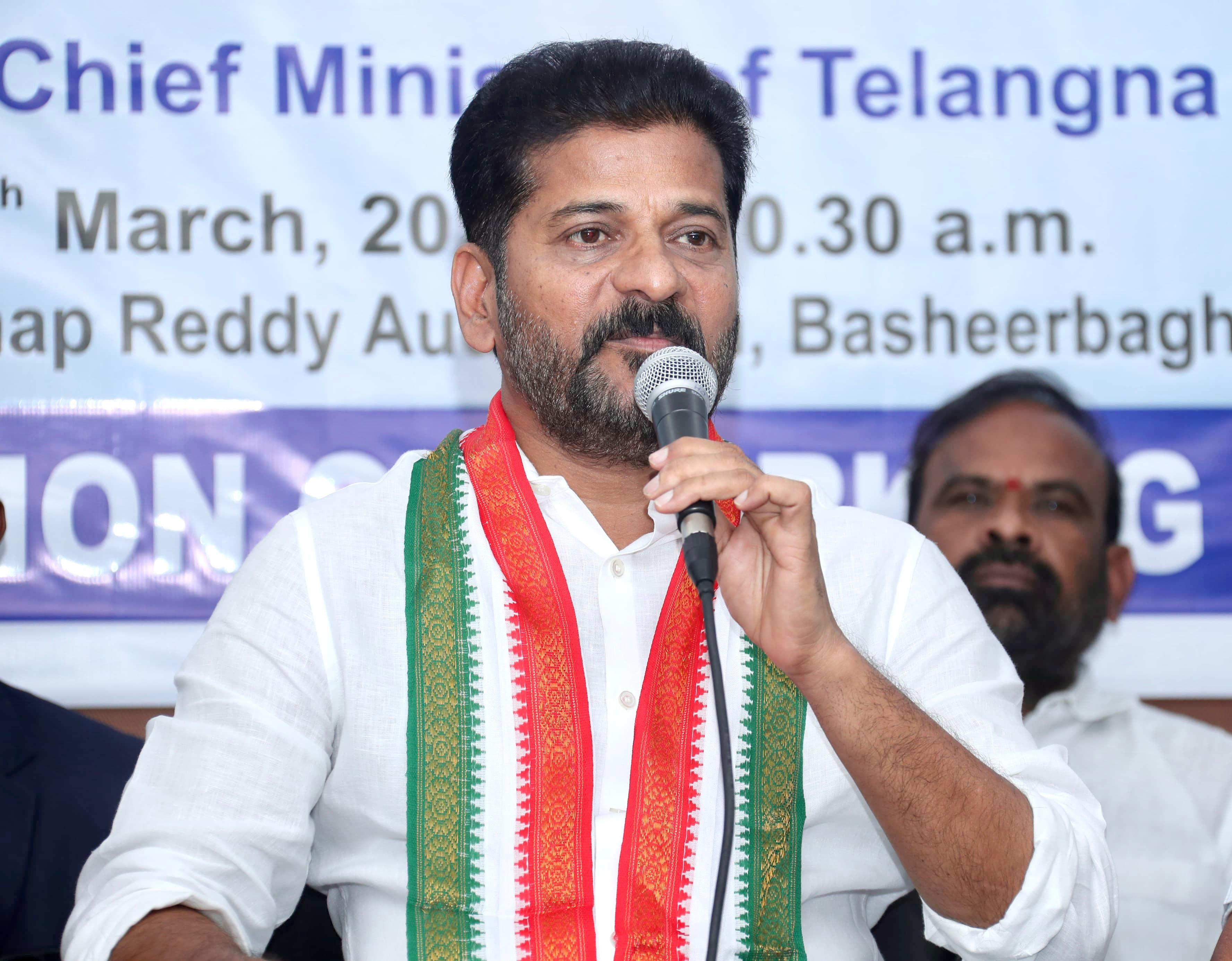 Revanth Reddy: ఆ గంజాయి మొక్కల్ని పీకే పనిలో ఉన్నా, తన్నీరు పన్నీరు కాలేడు - రేవంత్ రెడ్డి కీలక వ్యాఖ్యలు