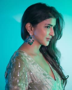 Manchu Lakshmi : డీప్ నెక్ డ్రెస్​లో మంచు లక్ష్మీ.. అదిరే ఫోటోలు షేర్ చేసిన భామ