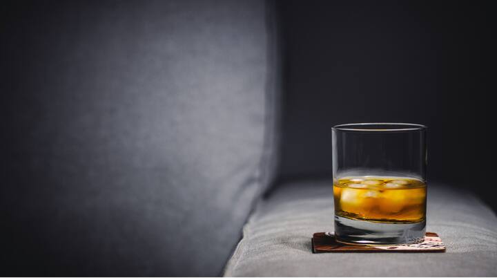 आपको बता दें, बर्फ का घनत्व 0.917 प्रति घन सेंटीमीटर होता और पानी का घनत्व 1.0 प्रति घन सेंटीमीटर होता है.जबकि, अल्कोहल का घनत्व 0.789 प्रति घन सेंटीमीटर.