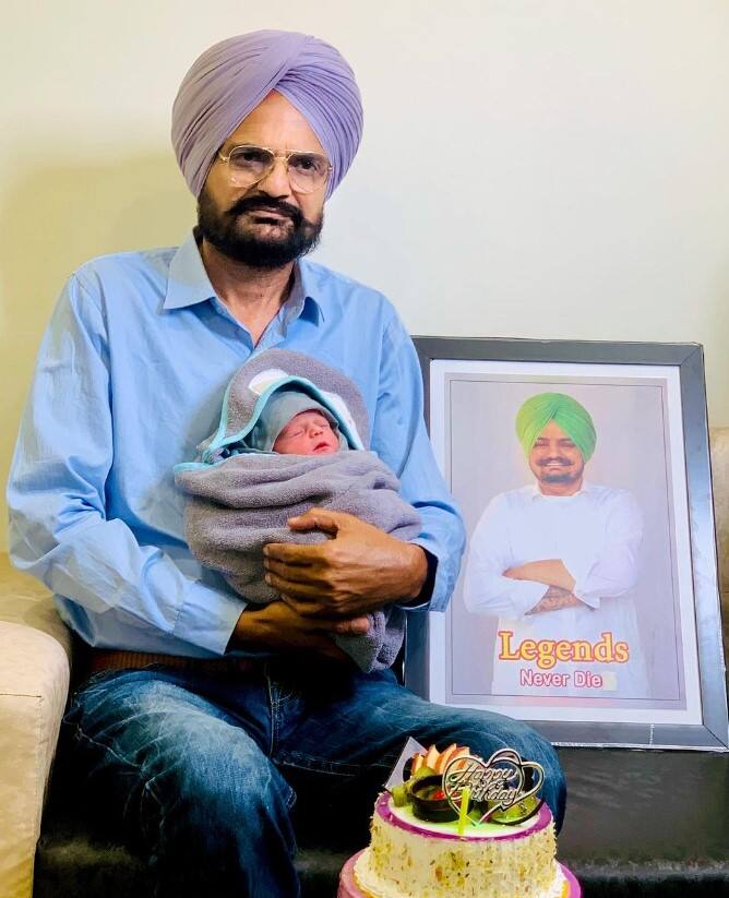 ਦੱਸ ਦੇਈਏ ਕਿ ਮਰਹੂਮ ਗਾਇਕ ਦੇ ਮਾਪਿਆਂ ਨੇ ਆਪਣੇ ਘਰ ਨੰਨ੍ਹੇ ਮਹਿਮਾਨ ਦਾ ਸਵਾਗਤ ਕੀਤਾ ਹੈ। ਮੂਸੇਵਾਲਾ ਦੇ ਪਿਤਾ ਵੱਲੋਂ ਆਪਣੇ ਸੋਸ਼ਲ ਮੀਡੀਆ ਹੈਂਡਲ ਇੰਸਟਾਗ੍ਰਾਮ ਉੱਪਰ ਨਵਜੰਮੇ ਪੁੱਤਰ ਨਾਲ ਪੋਸਟ ਸ਼ੇਅਰ ਕਰ ਇਹ ਗੁੱਡ ਨਿਊਜ਼ ਫੈਨਜ਼ ਨੂੰ ਤੁਸੀ ਹੈ। ਤੁਸੀ ਵੀ ਵੇਖੋ ਬਲਕੌਰ ਸਿੰਘ ਦੀ ਇਹ ਪੋਸਟ...