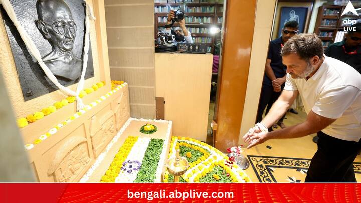 যাত্রার ৬৩ তম দিন, শনিবার, ঠানে থেকে মুম্বই পৌঁছন রাহুল। আজ, মুম্বইয়ে মণি ভবন থেকে বিখ্যাত আগস্ট ক্রান্তি ময়দান পর্যন্ত যাত্রা হয়। সামিল হন, কংগ্রেসের সাধারণ সম্পাদক ও রাহুলের বোন প্রিয়াঙ্কা গাঁধীও। (ছবি:PTI)