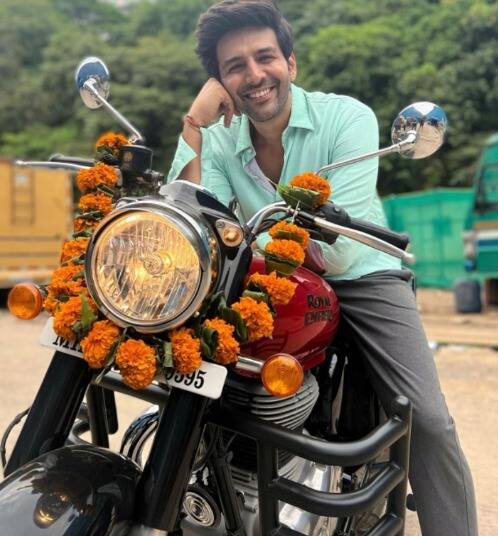 एक्टर के पास मोटर बाइक्स के भी शानदार कलेक्शन हैं. वहीं एक्टर के नेटवर्थ की बात करें तो मिड डे की एक रिपोर्ट के मुताबिक, एक्टर 46 करोड़ रुपये के मालिक हैं.