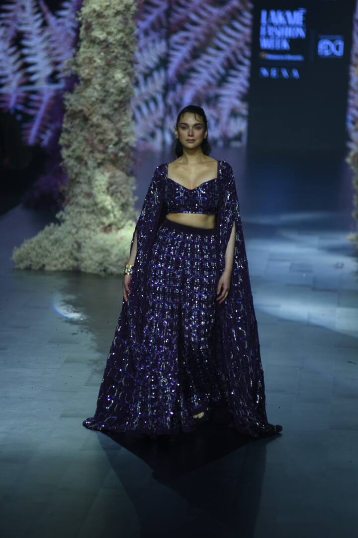 एक्ट्रेस ने अपना ये लुक ग्लोसी मेकअप और यूनिक हेयर स्टाइल के साथ पूरा किया था. जिसमें वो बला की खूबसूरत लग रही हैं.