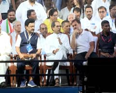 उद्धव ठाकरे-राहुल गांधींच्या भर मंचावर बिनधास्त गप्पा