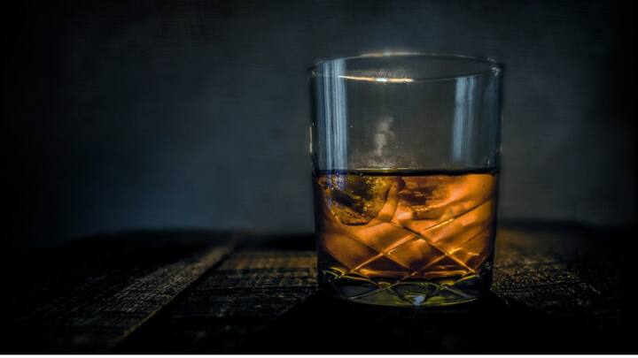 इन आंकड़ों से ये साफ पता चल रहा है कि बर्फ का घनत्व (0.917) पानी के घनत्व (1.0) से तो कम है लेकिन अल्कोहल के घनत्व (0.789) से अधिक है. यही वजह है कि बर्फ पानी में तैरता है और शराब में डूब जाता है.