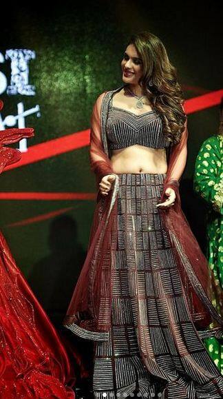 ਭੋਜਪੁਰੀ ਬਿਊਟੀ ਨੇਹਾ ਮਲਿਕ ਆਪਣੀ ਅਦਾਕਾਰੀ ਤੋਂ ਇਲਾਵਾ ਆਪਣੇ ਲੁੱਕ ਲਈ ਕਾਫੀ ਮਸ਼ਹੂਰ ਹੈ। ਅਦਾਕਾਰਾ ਸੋਸ਼ਲ ਮੀਡੀਆ 'ਤੇ ਸੁਰਖੀਆਂ 'ਚ ਰਹਿੰਦੀ ਹੈ। ਉਹ ਆਪਣੀ ਬੋਲਡਨੈੱਸ ਲਈ ਵੀ ਕਾਫੀ ਮਸ਼ਹੂਰ ਹੈ।