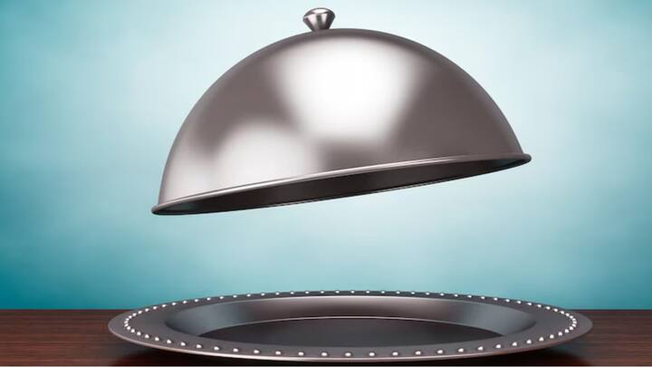 স্টিলের ঝকঝকে বাসন রান্নাঘরে দেখতে কার না ভাল লাগে! কিন্তু সেই ভাললাগার মেয়াদ স্বল্পই। ছবি: ফ্রিপিক।