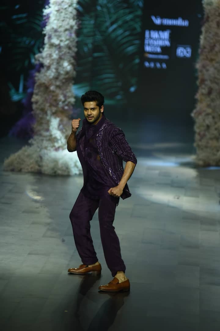 वहीं इन हसीनाओं के अलावा एक्ट्रेस भाग्यश्री के बेटे और एक्टर अभिमन्यु दसानी ने भी ‘लैक्मे फैशन वीक 2024’ में हिस्सा लिया.