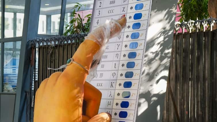 Lok Sabha Election 2024 Dates Announced Agra Voting held third phase Check Detail ann Lok Sabha Election 2024 Dates: आगरा में तीसरे चरण में होगी वोटिंग, तैयारियों में लगा प्रशासन, जानें कितने वोटर करेंगे मतदान