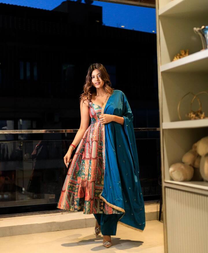 તમને જણાવી દઈએ કે અંજલિની સોશિયલ મીડિયા પર ઘણી મોટી ફેન ફોલોઈંગ છે.