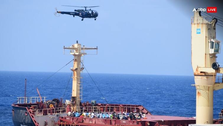 Indian Navy warship INS Kolkata has taken 35 sea pirates in custody on board Indian Navy: भारतीय नौसेना ने फिर दिखाई समुद्र में अपनी ताकत, घंटों तक चले ऑपरेशन के बाद 35 समुद्री लुटेरे पकड़े