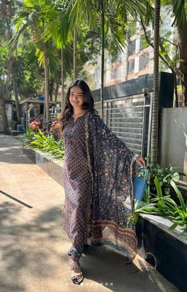 ਇਸ ਵਾਰ ਇਨ੍ਹਾਂ ਤਸਵੀਰਾਂ 'ਚ ਅਦਾਕਾਰਾ ਦਾ ਬੇਹੱਦ ਗਲੈਮਰਸ ਅਤੇ ਸ਼ਾਨਦਾਰ ਅਵਤਾਰ ਦੇਖਣ ਨੂੰ ਮਿਲਿਆ, ਜਿਸ 'ਚ ਇੱਕ ਵਾਰ ਫਿਰ ਤੋਂ ਅਦਾਕਾਰਾ ਅਨੁਸ਼ਕਾ ਸੇਨ ਨੇ ਆਪਣੇ ਅੰਦਾਜ਼ ਦਾ ਜਾਦੂ ਚਲਾ ਕੇ ਪ੍ਰਸ਼ੰਸਕਾਂ ਦੇ ਦਿਲਾਂ ਦੀ ਧੜਕਣ ਵਧਾ ਦਿੱਤੀ ਹੈ।