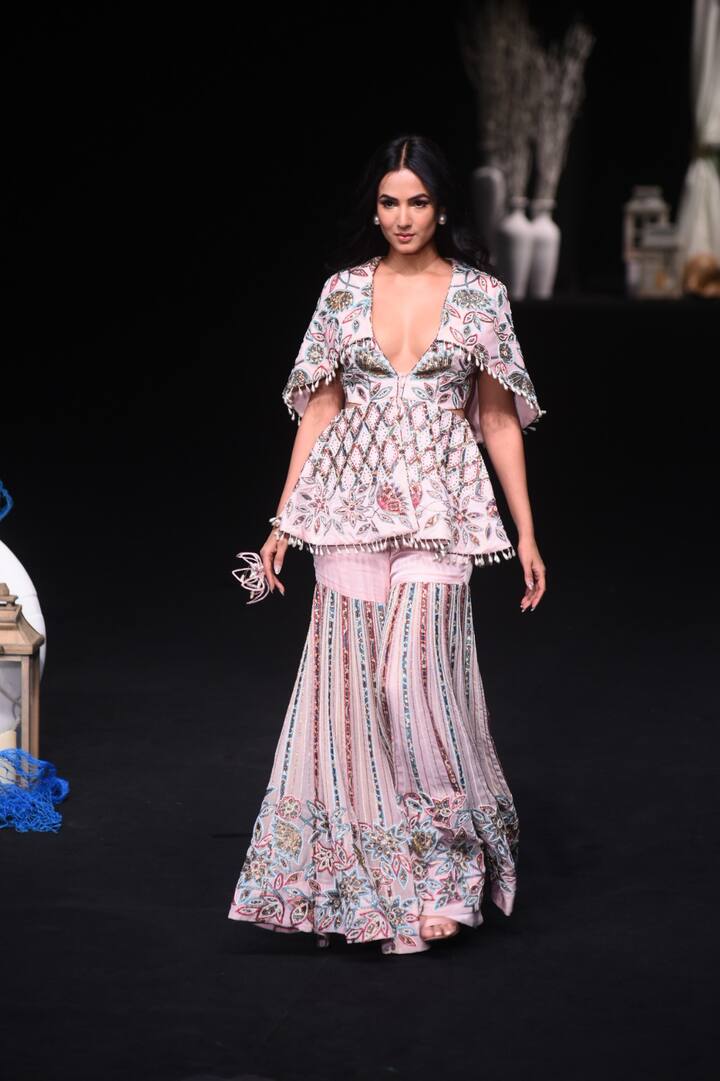 एक्ट्रेस सोनल चौहान भी ‘लैक्मे फैशन वीक 2024’ में नजर आई. जिन्होंने शरारा सेट पहनकर रैंप पर अपनी वॉक से दर्शकों को खूब इंप्रेस किया.