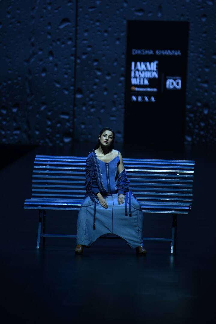 एक्ट्रेस ने ग्रे शेड का जंपसूट पहना है. जिसके साथ उन्होंने एक डेनिम जैकेट कैरी की है.