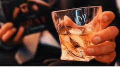 बर्फ पानी में तो तैरती है...लेकिन शराब में जाते ही डूब क्यों जाती है? ये है जवाब