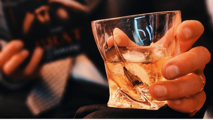 गर्मी का मौसम आ गया है. ऐसे में बर्फ का इस्तेमाल अब ज्यादा होगा. ऐसे तो शराब पीना हानिकारक है, लेकिन इसके बाद भी बहुत से लोग पीते हैं. आपने देखा होगा कि अक्सर शराब में जब बर्फ डाला जाता है तो वह डूब जाता है. जबकि पानी में बर्फ तैरने लगता है.