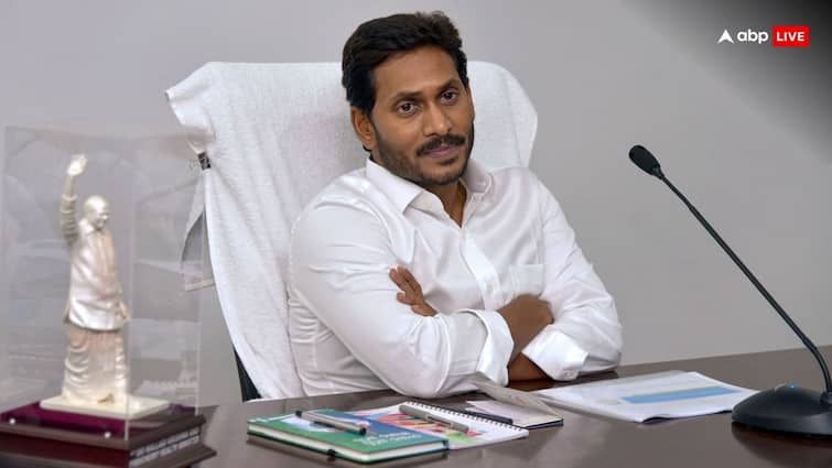 Andhra Pradesh Lok Sabha Election 2024 CM Jagan Mohan Reddy Release YSRCP Candidates First List Andhra Pradesh Election 2024: सत्ता विरोधी लहर से YSR कांग्रेस में खलबली, 60% सांसदों और 25% विधायकों के कटे टिकट