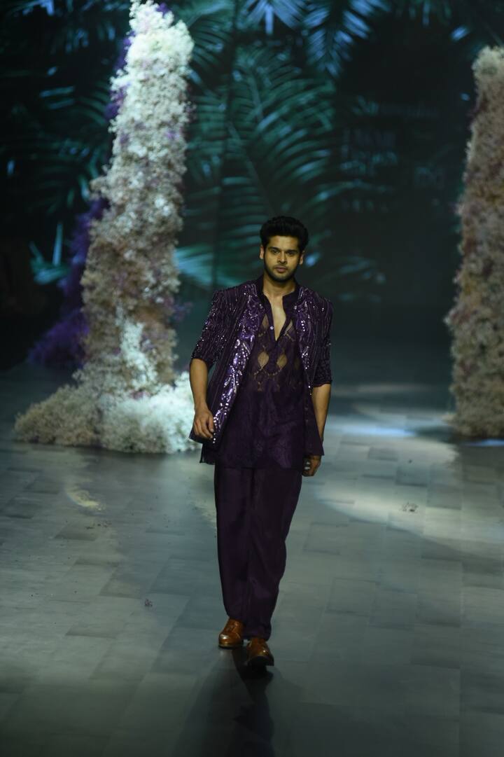 अभिमन्यु भी इस दौरान ट्रेडिशनल लुक में दिखे. उन्होंने ब्लू कुर्ते-पायजामे के साथ शिमरी जैकेट पहन अपना किलर लुक दिखाया.