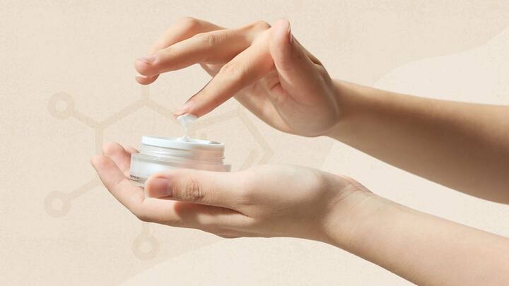சரும ஆரோக்கியத்திற்கு வைட்டமின் E (Vitamin E) முக்கிய பங்கு வகிக்கிறது. இதில் ஆன்டி-ஆக்ஸிடண்ட் அதிக அளவில் இருப்பதால் சருமத்தை ஈரப்பதத்துடன் வைத்துக்கொள்ளும்.