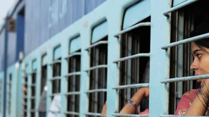 रेल के सफर के दौरान अगर आपकी तबीयत खराब हो जाए. तो फिर ऐसे में आपको परेशान होने की जरूरत नहीं है. इसके लिए आप रेलवे से सहायता मांग सकते हैं.