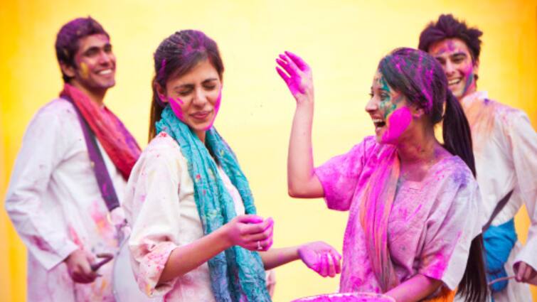 Holi 2024 Lucky Colour:  lucky colours according to your zodiac sign Holi 2024: પાર્ટનર સાથે હોળી રમવા જઇ રહ્યા છો પોતાની રાશિ અનુસાર જાણો લકી કલર