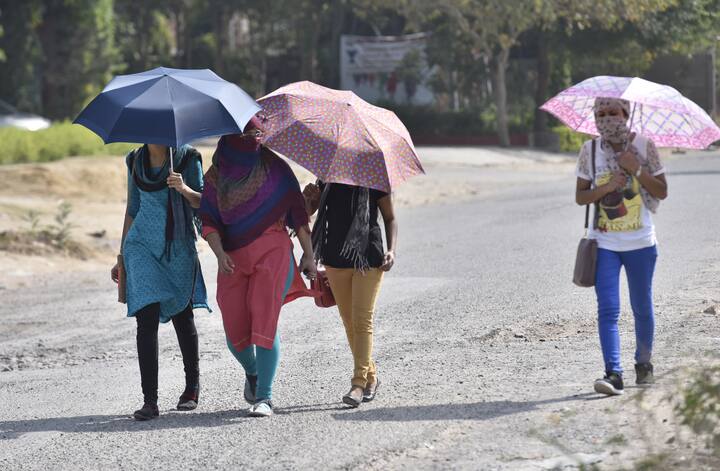 एचटी की रिपोर्ट के मुताबिक, आईएमडी के डायरेक्टर जनरल एम महापात्र ने कहा, ''एक के बाद एक पश्चिमी विक्षोभों के कारण उत्तर-पश्चिम में तापमान काफी हद तक सामान्य से नीचे रहा है, जिसके कारण ठंडी हवाएं चलीं, लेकिन अब हम तुरंत किसी बड़े पश्चिमी विक्षोभ की उम्मीद नहीं कर रहे हैं. सीधी धूप के कारण तापमान बढ़ना शुरू हो जाएगा.''