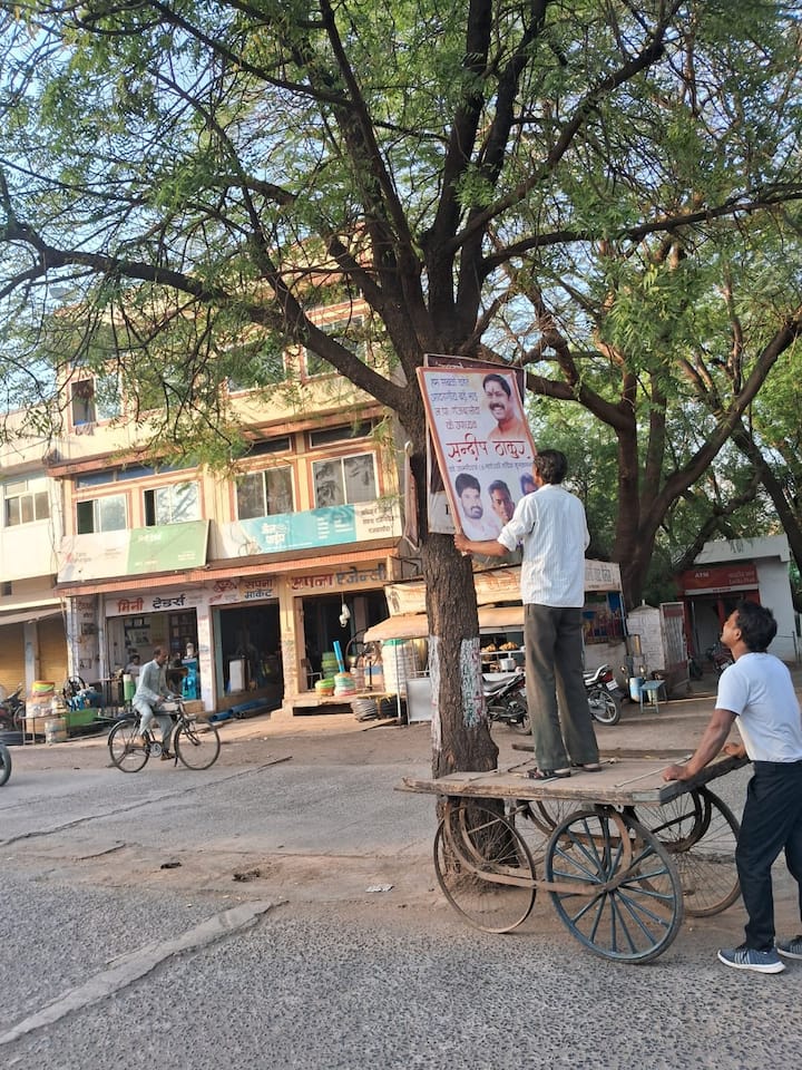निर्वाचन आयोग के निर्देश पर मध्य प्रदेश के सभी जिलों में पोस्टर उतरना शुरू हो गए. राजनीतिक दलों से ताल्लुक रखने वाले पोस्टरों को प्रशासन के जरिए हटाया जा रहा है.