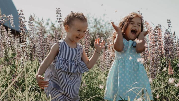 জীবনে হাসিখুশি থাকতে কে না পছন্দ করেন? কিন্তু পারিপার্শ্বিক ঘটনা, সার্বিক পরিস্থিতি, সবসময় আনন্দ দেয় না আমাদের। বরং গ্রাস করে বিষাদ। ছবি: পিক্সাবে।