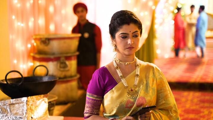 উভয় সংকটে পড়ে শ্যামলী। একদিকে তাঁর ইভেন্টে রান্নার দায়িত্ব, অন্যদিকে তিস্তা হয়ে অনিকেতের কাছে আসা, কবিতা পাঠ করা। একই সঙ্গে, একই জায়গায় কীভাবে উপস্থিত হবে শ্যামলী আর তিস্তা? সেই রহস্যই ভেদ হবে আগামীকালের পর্বে।